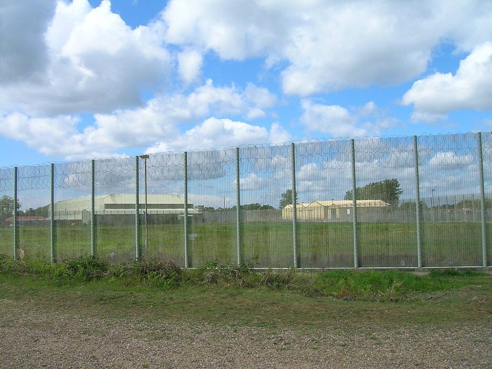 Perimeter fence - Wikipedia